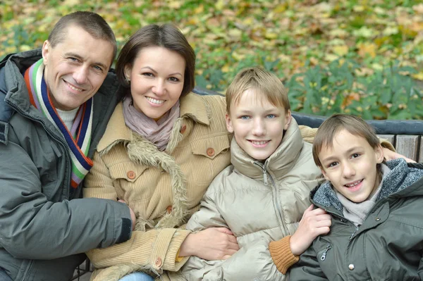 Trevlig glad familj — Stockfoto