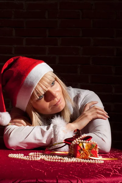 Santa menina com presente — Fotografia de Stock