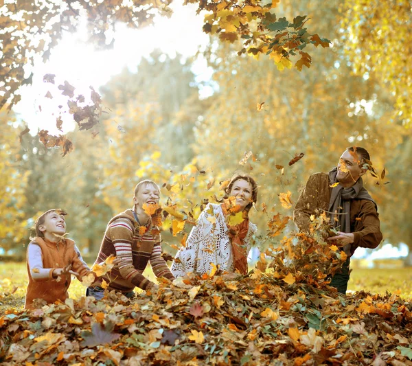 Vackra lycklig familj — Stockfoto