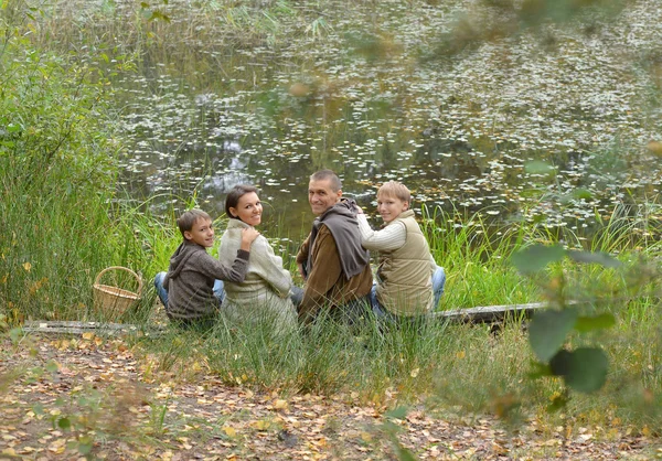 4 つのピッキング キノコの家族 — ストック写真