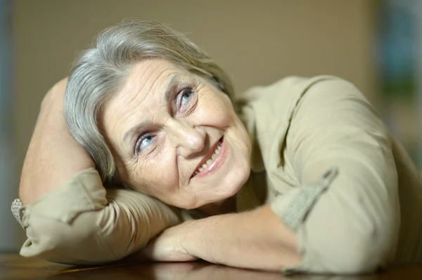 Mujer mayor en casa — Foto de Stock