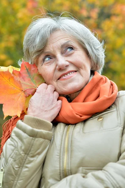 Attraktive Frau mittleren Alters — Stockfoto