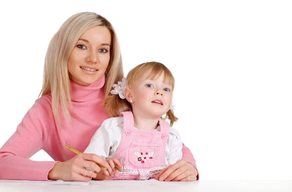 Een mooie mama met haar dochter verf kleurpotloden — Stockfoto