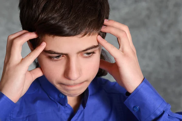 Man in een blauw shirt — Stockfoto