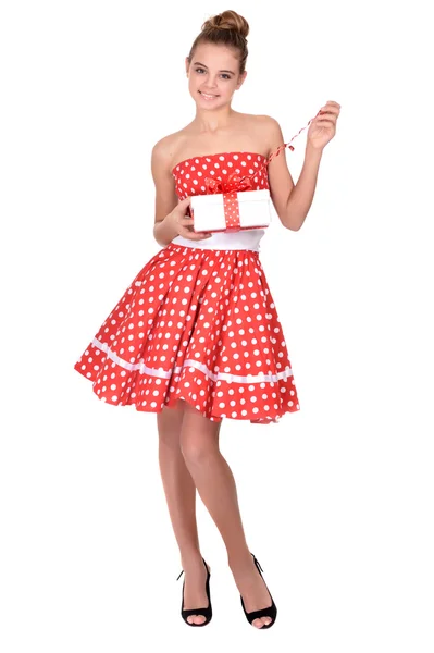 Милая девочка-подросток в красном платье — стоковое фото