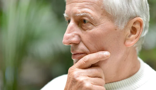 Äldre man tänker — Stockfoto