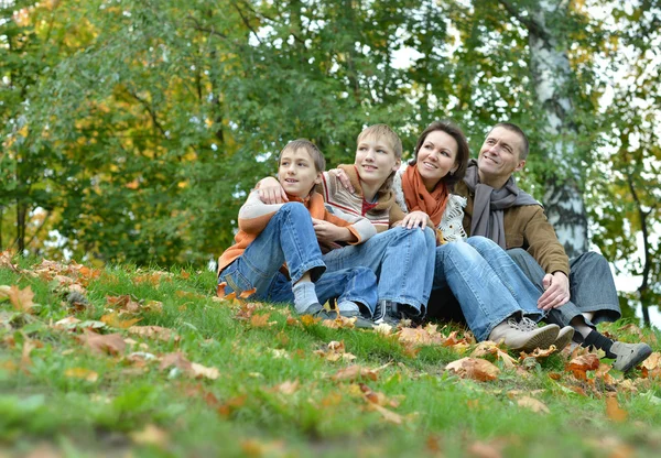 L família feliz relaxante — Fotografia de Stock