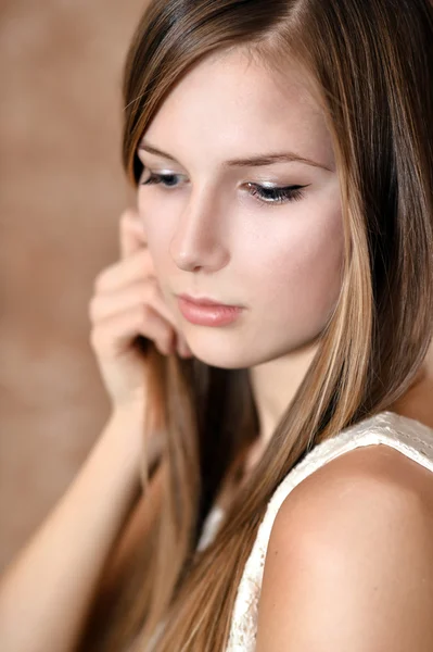 Bonito jovem mulher com cabelo loiro — Fotografia de Stock