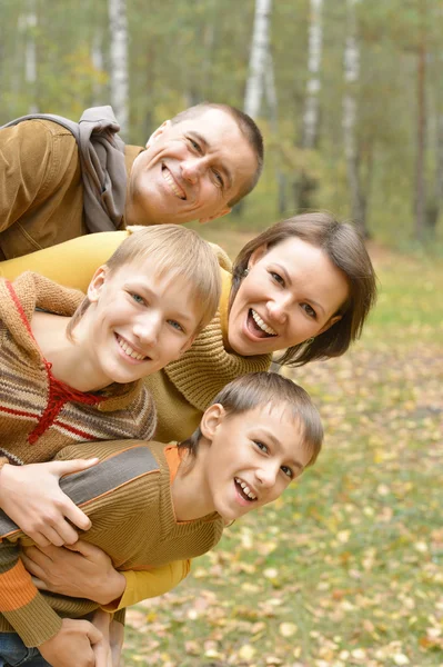 Vierköpfige Familie — Stockfoto