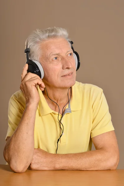 Hombre escuchando música — Foto de Stock