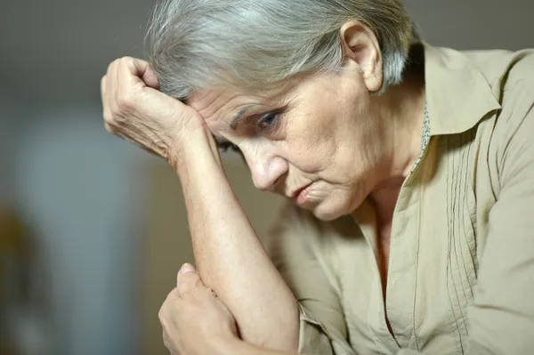 Mulher idosa triste — Fotografia de Stock