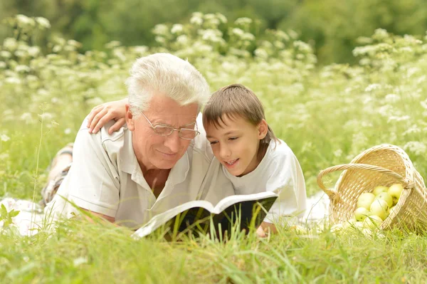 Grootvader en zijn kleinzoon — Stockfoto