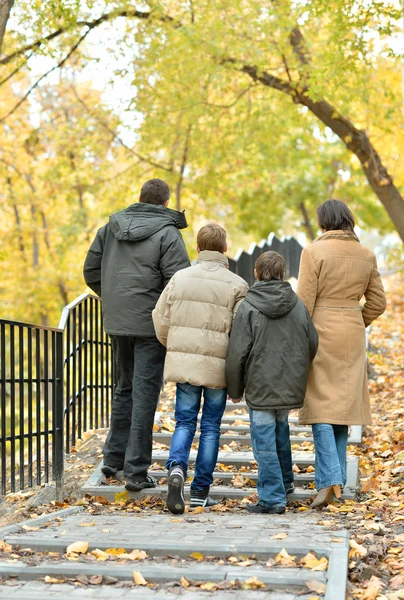 Vrij gelukkige familie — Stockfoto