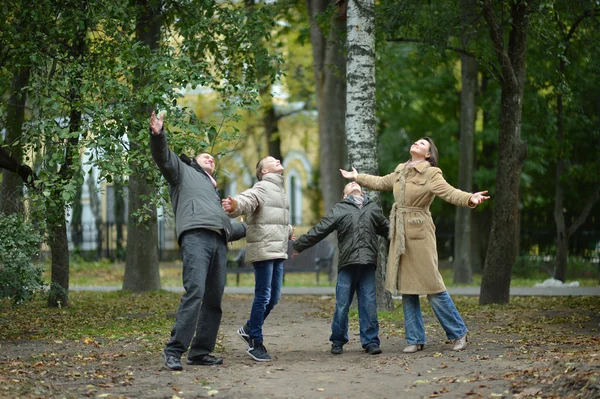 Trevlig glad familj — Stockfoto