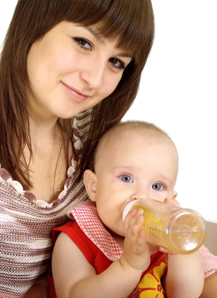 Mutter hält ihr Baby — Stockfoto