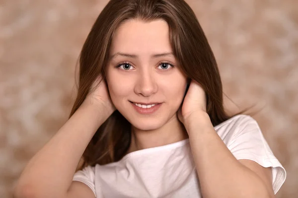Egy gyönyörű tizenéves lány portréja — Stock Fotó
