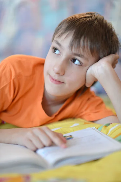 Liten pojke läser en bok — Stockfoto