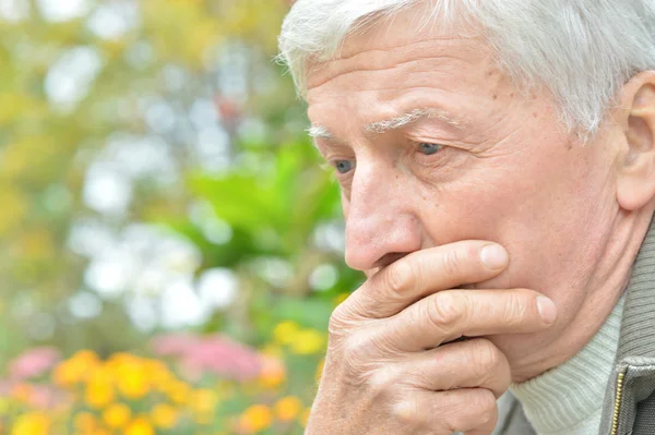 Nadenkend oudere man — Stockfoto