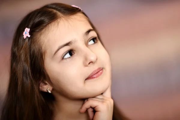 Porträt eines süßen Mädchens mit braunen Haaren — Stockfoto