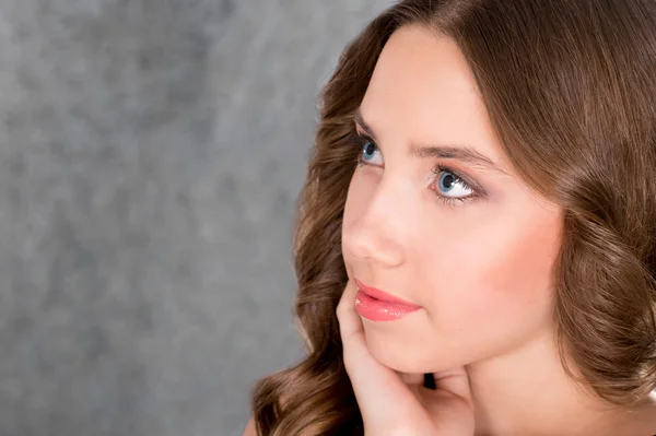 Carino giovane donna con i capelli castani — Foto Stock