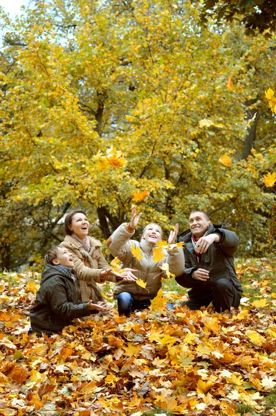 Hermosa familia feliz — Foto de Stock