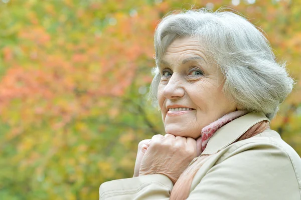 Mooie oudere vrouw — Stockfoto