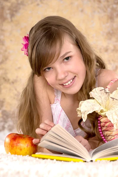 Retrato de mulher de menina adolescente agradável — Fotografia de Stock