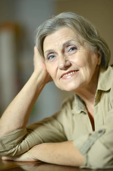 Mulher idosa em casa — Fotografia de Stock