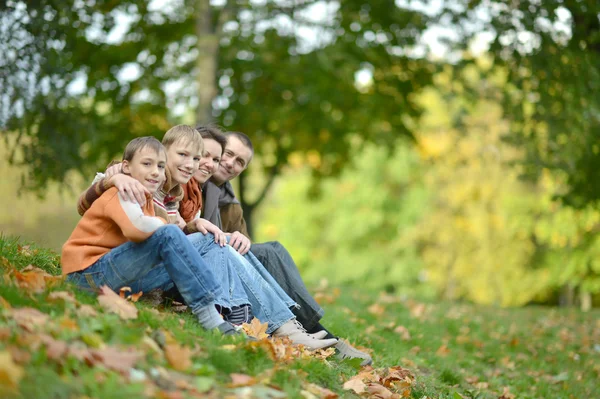 L familia feliz relajante — Foto de Stock