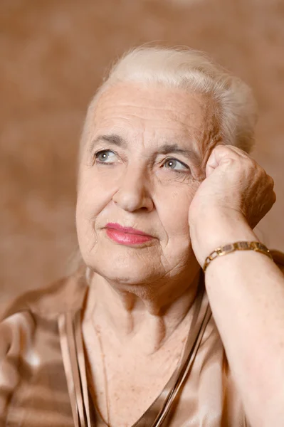 Συλλογισμένος ηλικιωμένη γυναίκα — Φωτογραφία Αρχείου