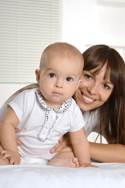 Moeder met haar baby — Stockfoto