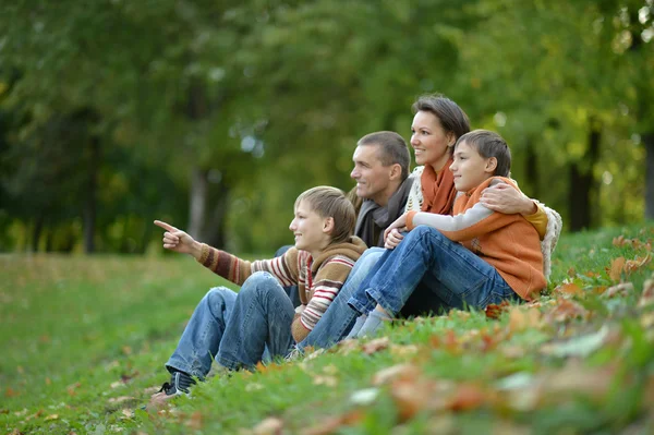 Glückliche Familie entspannend — Stockfoto