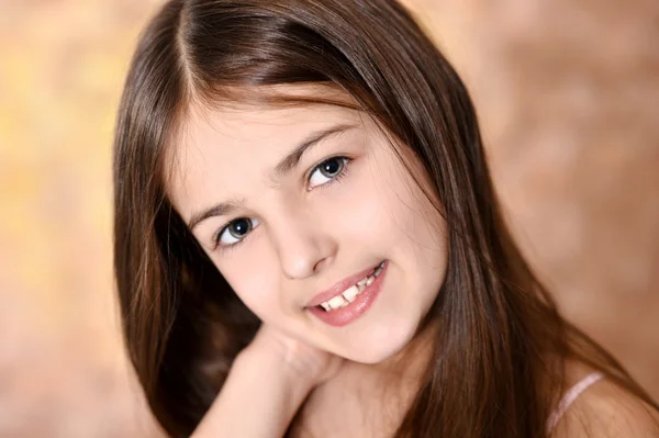 Retrato de una linda chica con cabello castaño — Foto de Stock