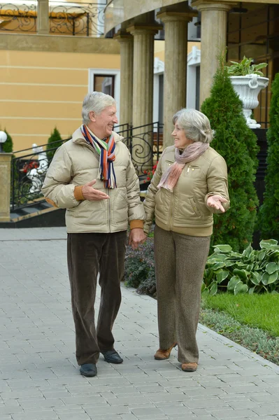 Walking in autumn city — Stock Photo, Image