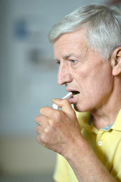 El hombre siente dolor — Foto de Stock