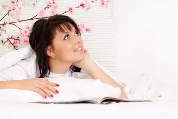 Menina caucasiana deitada na cama — Fotografia de Stock