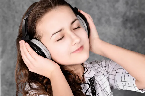 Mädchen mit Kopfhörern genießt Musik — Stockfoto