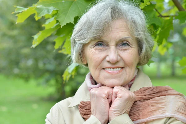 Leuke bejaarde vrouw — Stockfoto