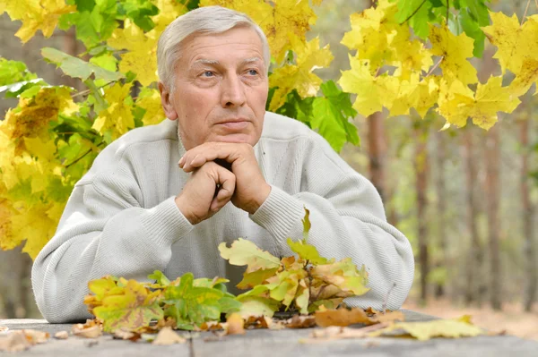 Homme âgé en automne — Photo