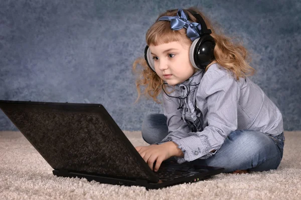 Portrait of a cute little girl — Stock Photo, Image