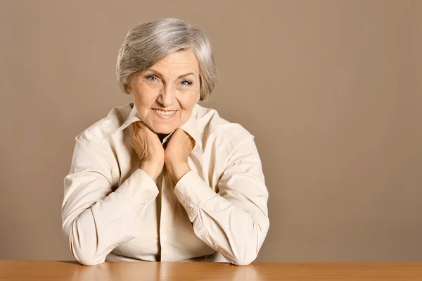 Äldre kvinna sitter — Stockfoto