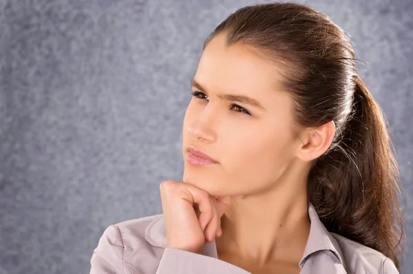 Hübsche Frau posiert — Stockfoto