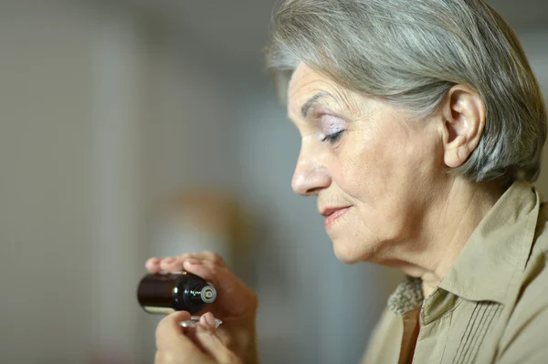 Porträt einer älteren Frau — Stockfoto