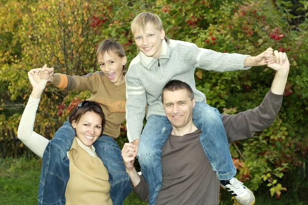 Glad familj på fyra — Stockfoto