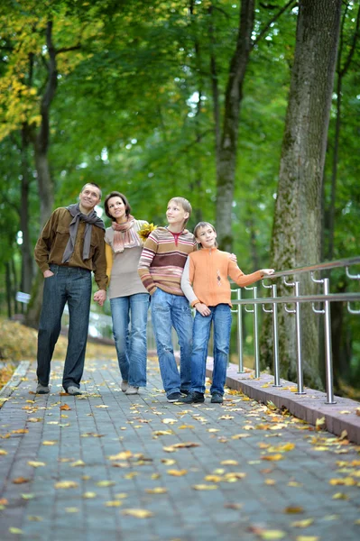 Szczęśliwy spacer rodzinny — Zdjęcie stockowe