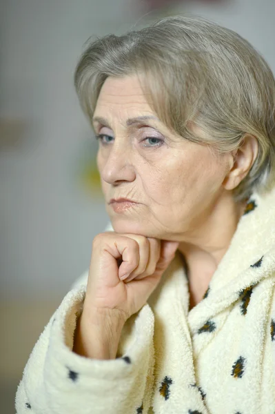Mujer de edad triste — Foto de Stock