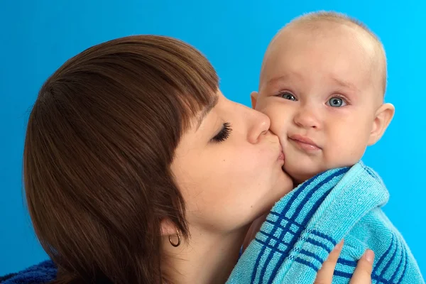 Moeder en baby op een blauw — Stockfoto