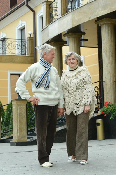 Ouder paar wandelen — Stockfoto