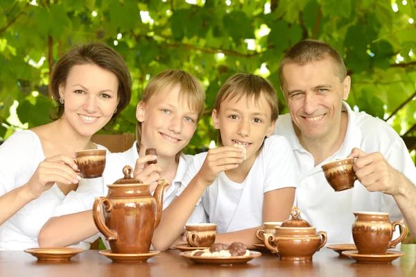 Famiglia che beve tè — Foto Stock