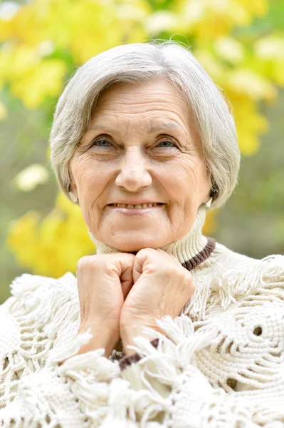 행복 한 아름 다운 오래 된 여자 — 스톡 사진